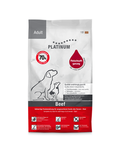 Pienso semihúmedo Platinum Adult Beef para perros, con ternera y patata, textura jugosa y fácil de masticar.