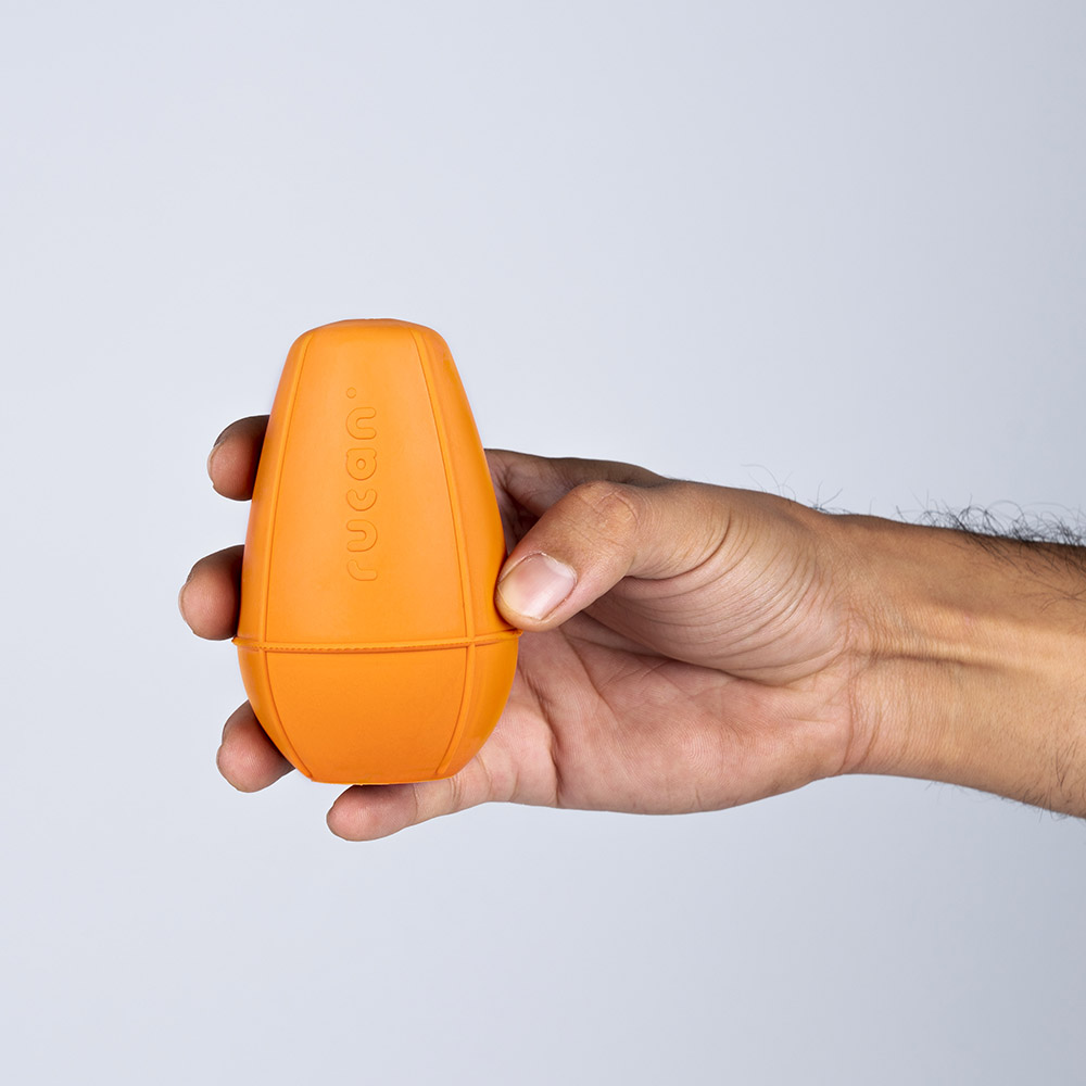 Juguete Conic Naranja de tamaño mediano sostenido en la mano.